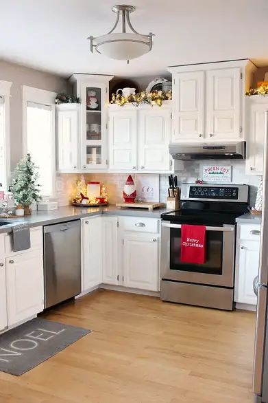 https://prettymykitchen.com/ezoimgfmt/prettymykitchenCOM.b-cdn.net/wp-content/uploads/2022/09/Simple-Christmas-Kitchen-Decorating-Ideas-from-Clean-and-Scentsible-1.jpeg?ezimgfmt=rs:391x587/rscb1